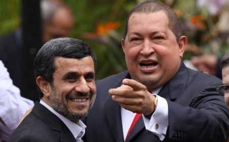 Chavez şi Ahmadinejad: „Avem o mare bombă atomică! Când ne întâlnim, şi dracii o iau razna!”