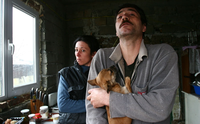 Mii de români, lăsați de guvernanți și fără ajutoarele sociale