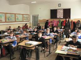 Părinții ai căror copii adună absențe nemotivate rămân fără ajutoarele sociale