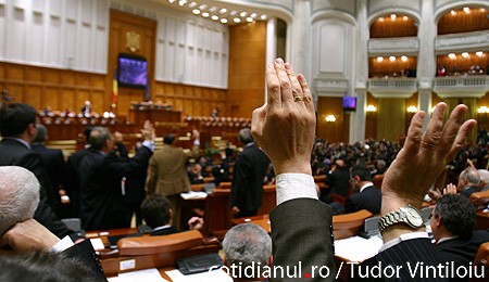 Camera Deputaţilor: Învestirea Guvernului Ungureanu, constituţională