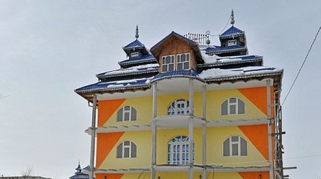 Reportaj britanic printre palate romilor din Huedin acuzați de furt peste graniță