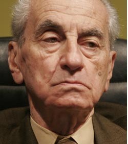 Petrecere surpriză pentru preşedintele de onoare al PNL, Mircea Ionescu Quintus