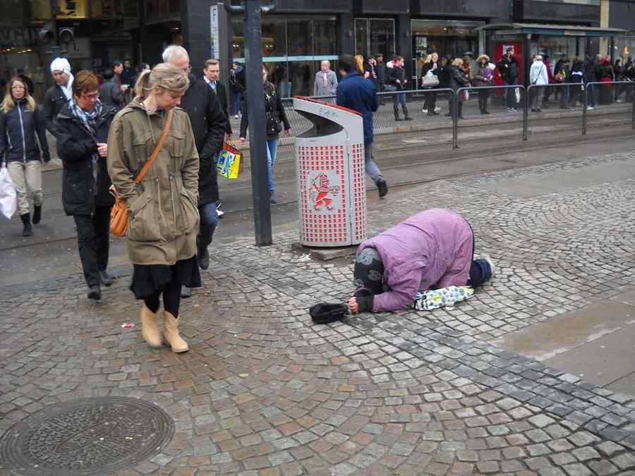 Cerşetorii români se bat cu cei bulgari pentru supremaţia în Goteborg