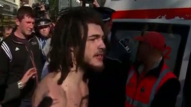 Tânărul care a protestat nud pe o macara în faţa TNB, internat pentru trei zile