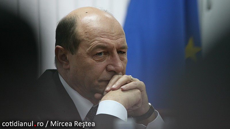 „Excelenţă, ieşi afară, că a căzut Băsescu aseară!”