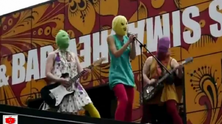 Pussy Riot. Trupa feministă de punk care a scos din sărite autorităţile din Rusia
