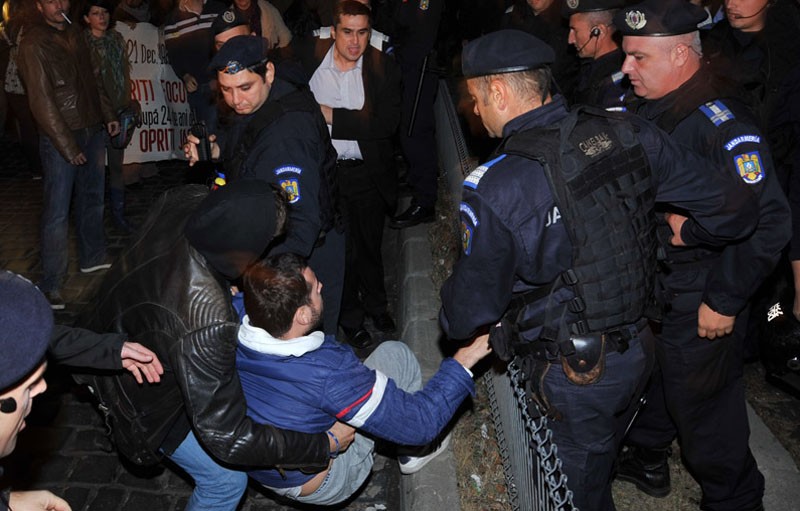 Protest cu îmbrânceli în Capitală. Cum s-a încercat confiscarea manifestării de către oamenii lui Băsescu
