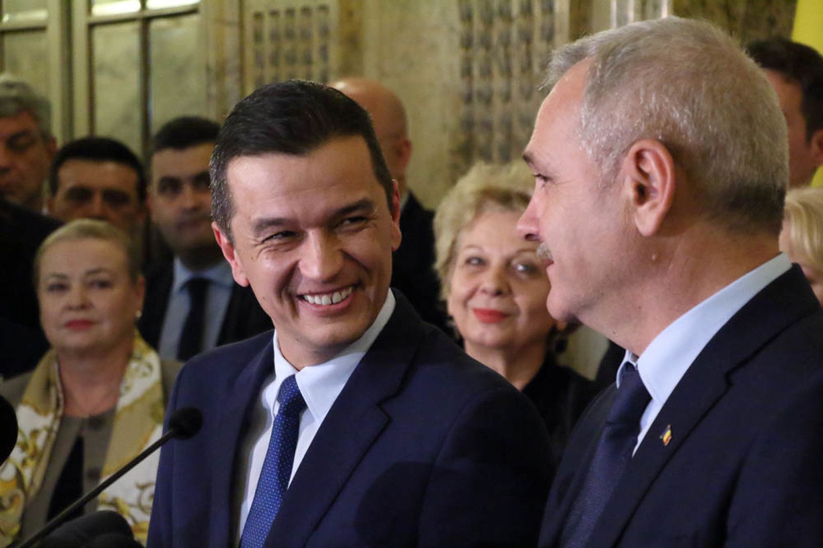 Mister risipit: Ce salariu are Grindeanu