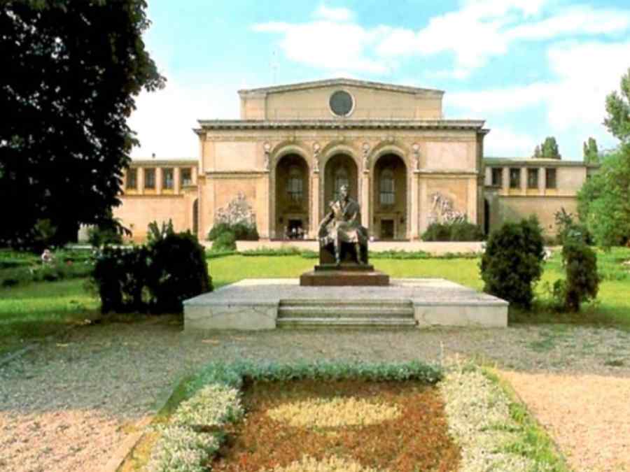Bărbat găsit mort la Opera Română