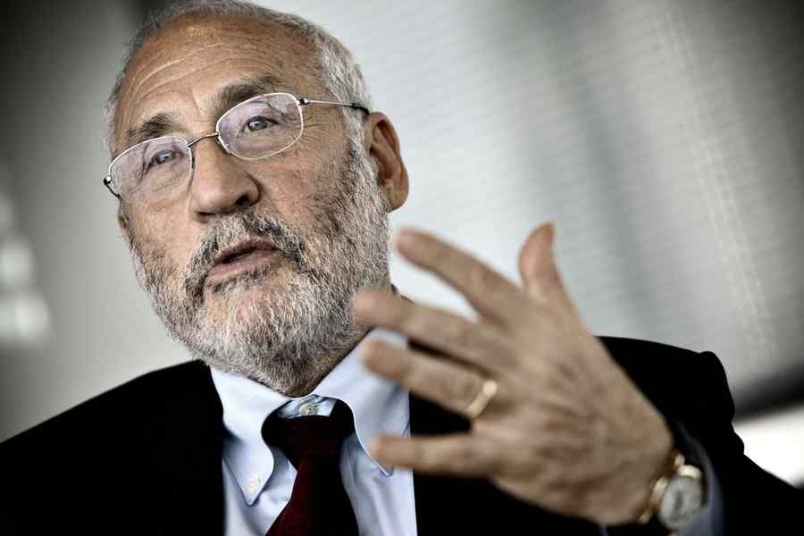 Joseph E. Stiglitz: De ce americanii joacă ruleta rusească?