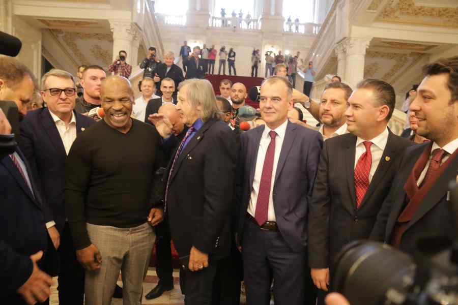 Mike Tyson, în Parlamentul României