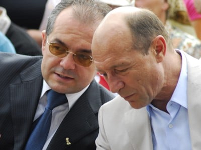 „Boc şi lopăţica lui, ruşinea Ardealului!”, „Demisia, Băsescu!”