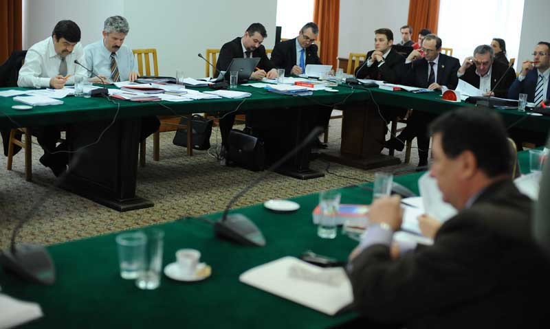 Zece miniştri validaţi ilegal