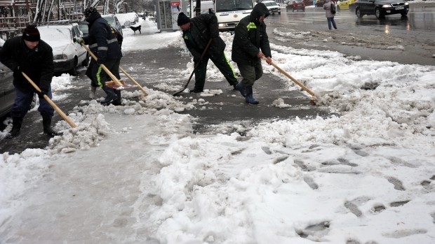 Amenzi de 400.000 de lei pentru bucureştenii care nu au curăţat zăpada