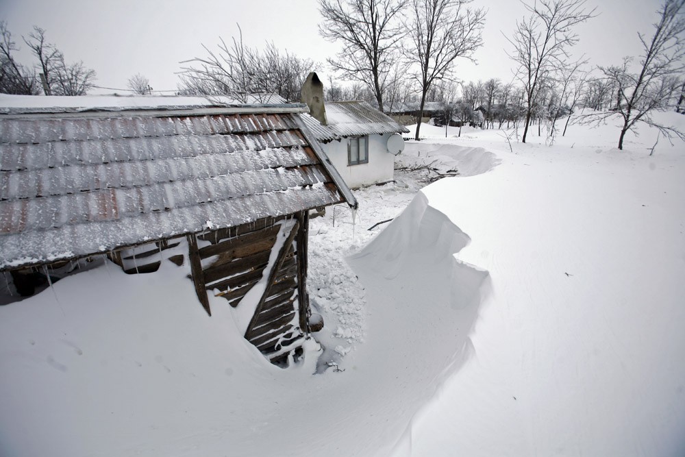 Alţi cinci oameni au murit, mii de persoane izolate în continuare în nămeţi