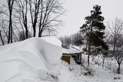 75 de localităţi sunt izolate, 93 de drumuri judeţene, blocate