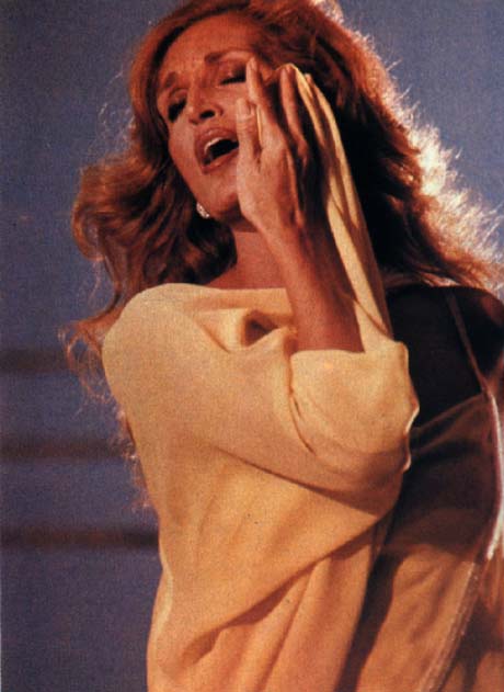 Femeia care incendia scena