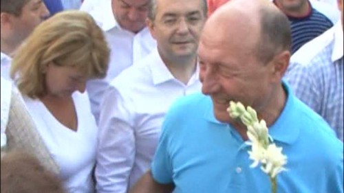 Traian Băsescu poartă haine scumpe. Vezi cât costă tricoul albastru