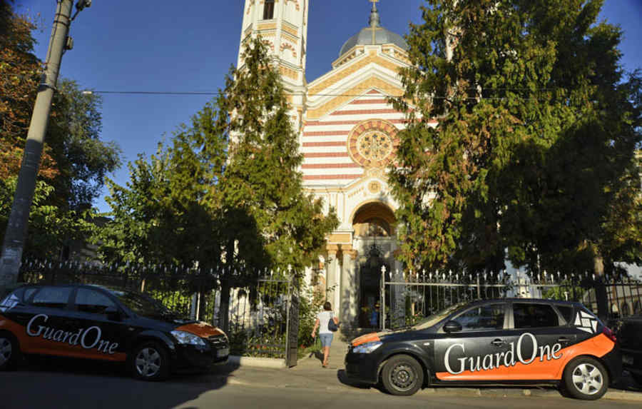 Agitaţie mare la biserica unde se cunună EBA: „Patriarhul Daniel i-a pus pe oameni la muncă!”