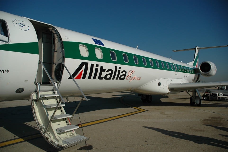 Angajaţi ai unei companii aeriene furau din bagaje