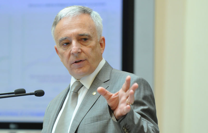 Isărescu: Salvarea băncilor  mari cu bani publici,  un atac la democraţie
