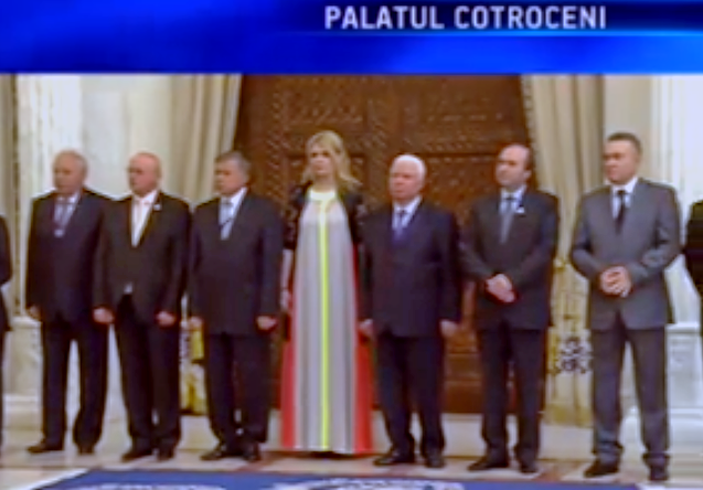 Iulia Motoc,  hinturi despre dress-code şi style pe Facebook