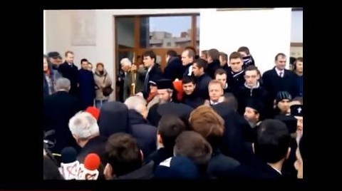 Jandarmii au îndepărtat cu forţa o jurnalistă care risca să-l agreseze cu întrebări pe Ponta