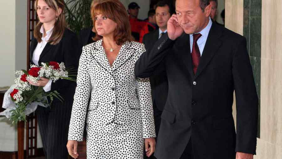 Dodon promite să retragă cetățenia moldovenească acordată lui Băsescu