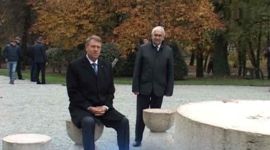 Klaus Iohannis s-a aşezat la „Masa tăcerii” crezînd că a fost poftit să mănînce!