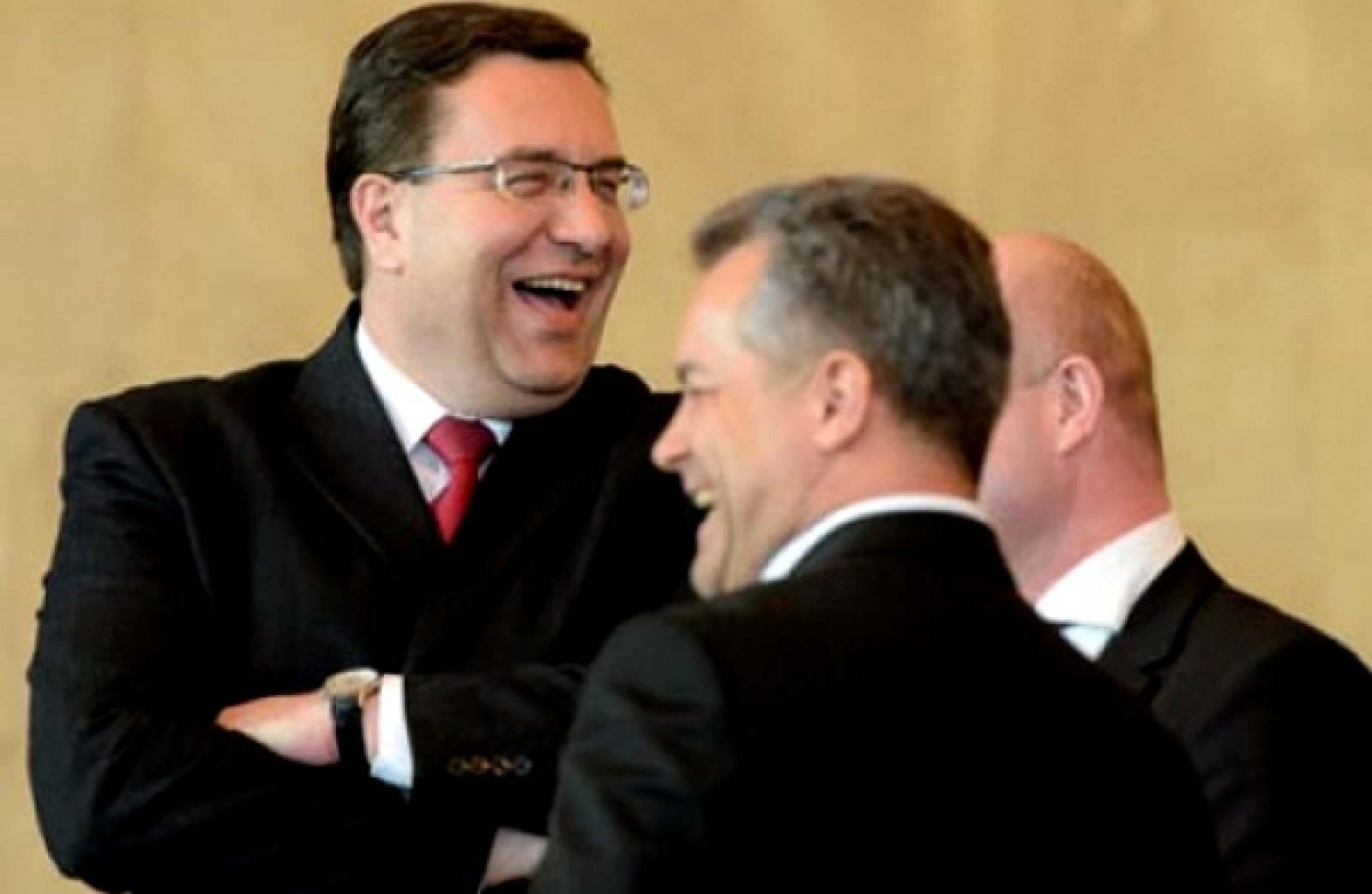 Lupu deghizat în oaie pro-europeană