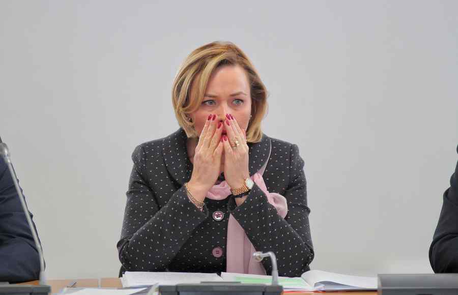 Toate tunurile pe Carmen Dan