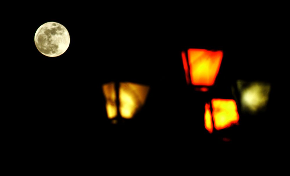 Luna albastră, văzută de la Piaţa Chibrit