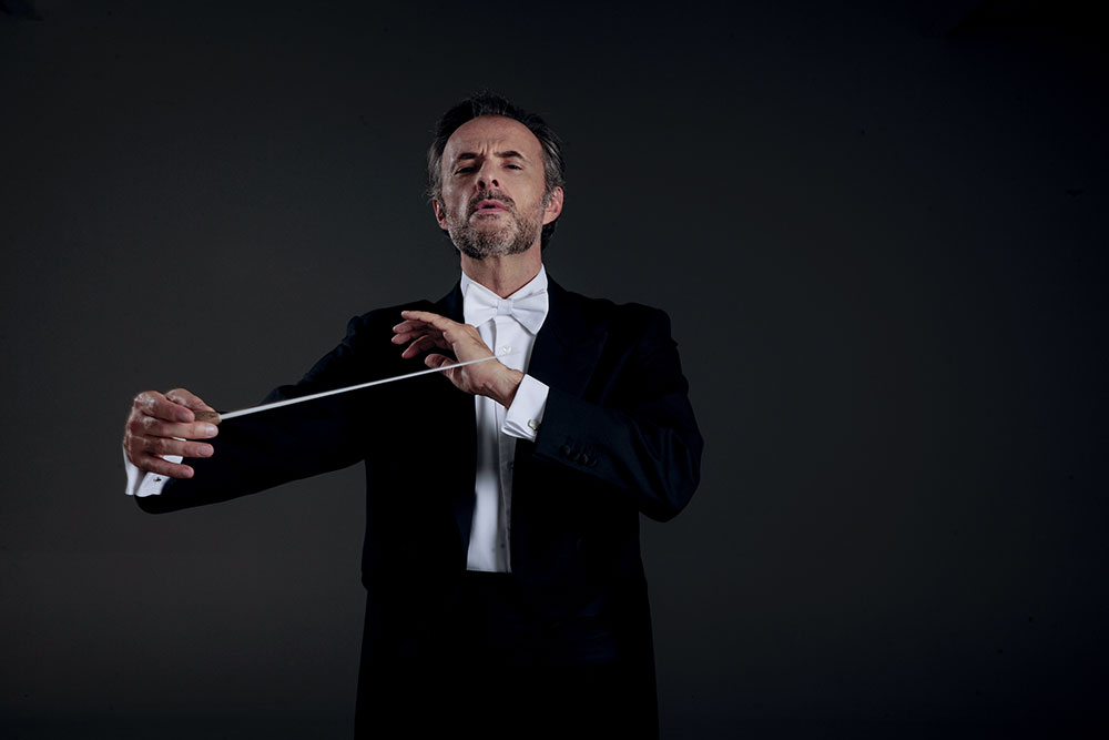 Dirijorul David Gimenez Carreras, la pupitrul Orchestrei Simfonice a Filarmonicii „George Enescu”