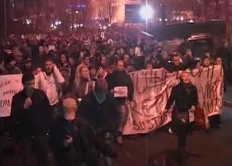 „Solidari cu SMURD”, „Respect pentru Raed Arafat, greaţă faţă de Băsescu!”