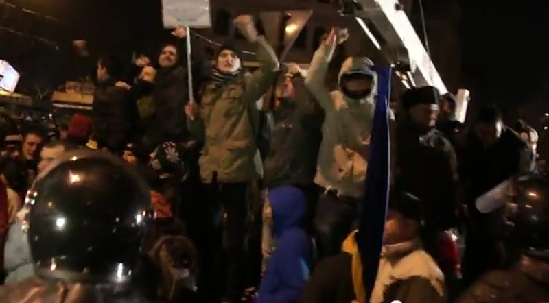 Mii de oameni, din nou în stradă: „România, salvează-te!”, „Jos Băsescu!”, „Noi te plătim, noi te ciuruim!” (Video)