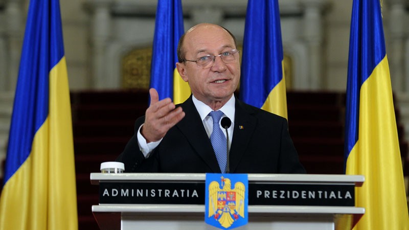 Traian Băsescu se preface că afară plouă