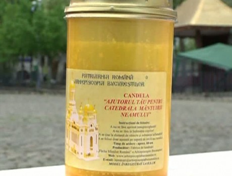 BOR nu face bani cu lumânarea oficială. Credincioşii au cumpărat tot candele roşii din comerţ