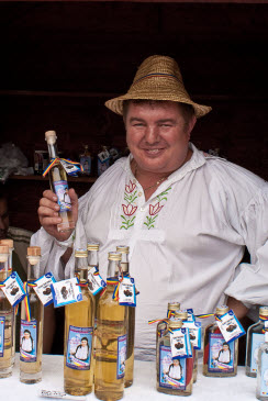 Pălinca deschide orice uşă ferecată!