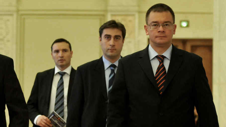 Ungureanu, în vizită la partidele de la Putere ca să-l scape de moţiune