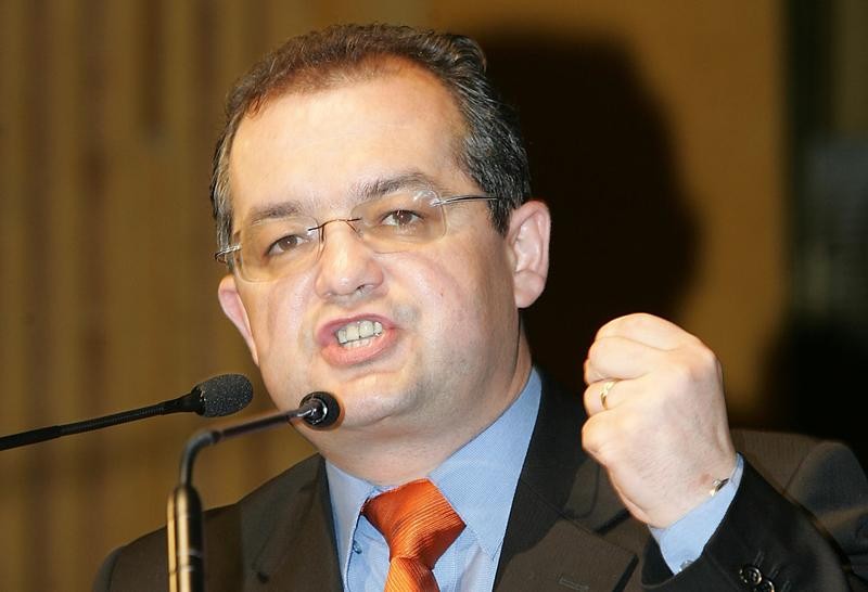 Scandal la Cluj: Boc, acuzat că a îmbrâncit-o pe şefa unei secţii de votare