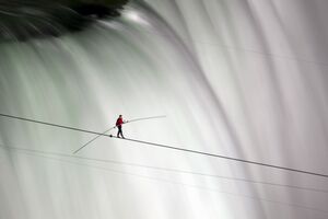 „Regele” mersului pe sârmă a reuşit să traverseze cascada Niagara