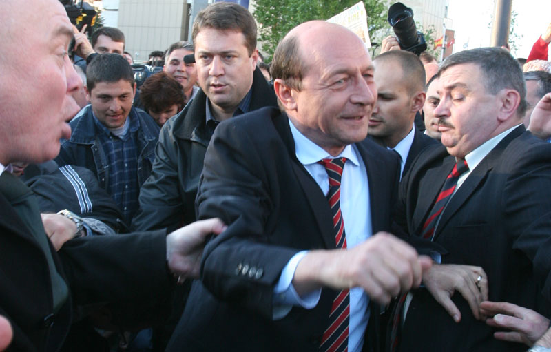 Băsescu împiedicatul
