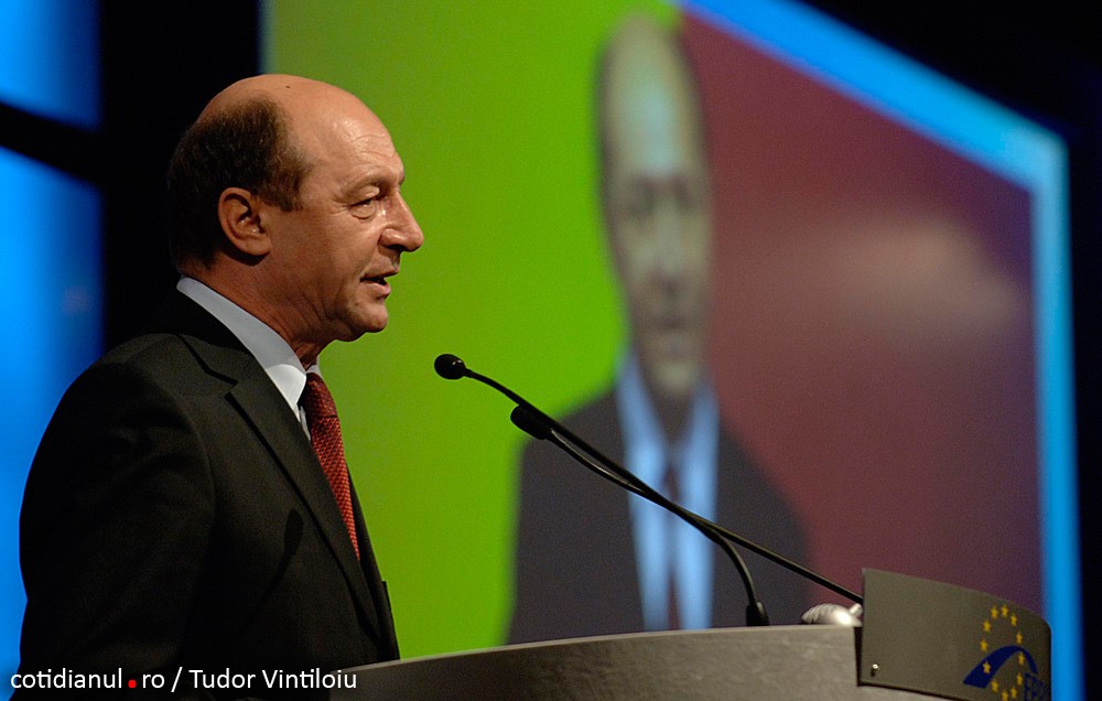 Băsescu nu acceptă ca guvernul să conducă instituţiile statului