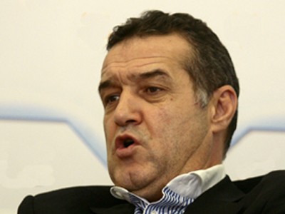 Becali a cumpărat casă unei familii cu şapte copii