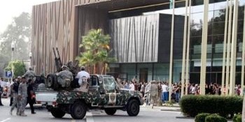 Parlamentul libian, asaltat de zeci de indivizi înarmaţi