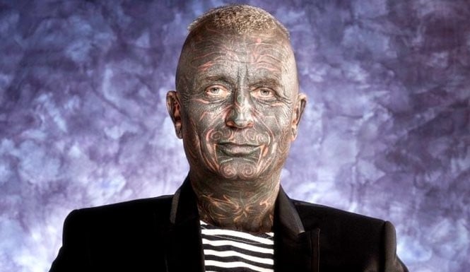 Un compozitor cu chipul complet tatuat, printre favoriţii la preşedinţia Cehiei