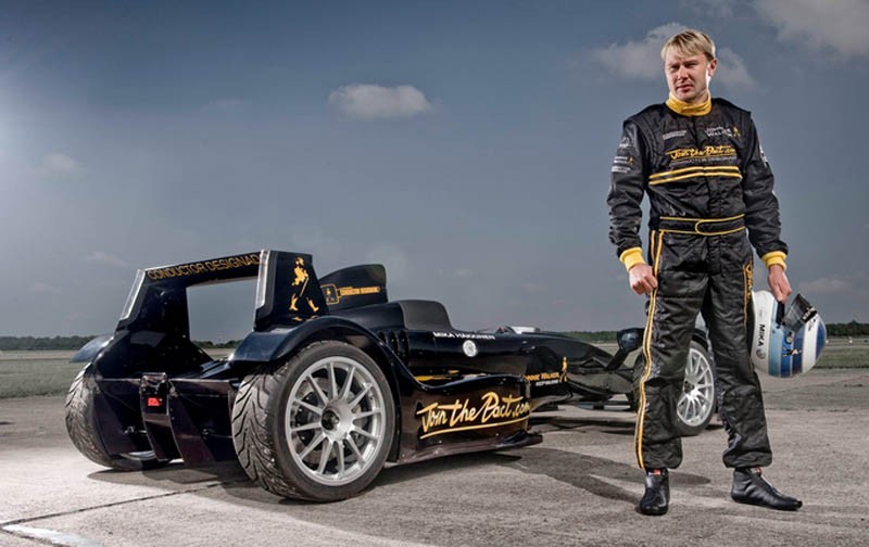 Mika Hakkinen pilotează la București o mașină Caparo T1