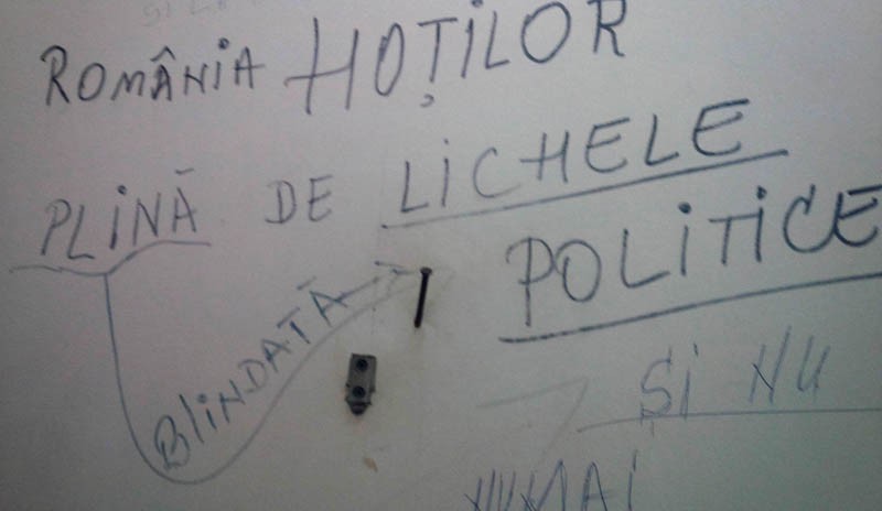 „România hoților plină  de lichele politice”