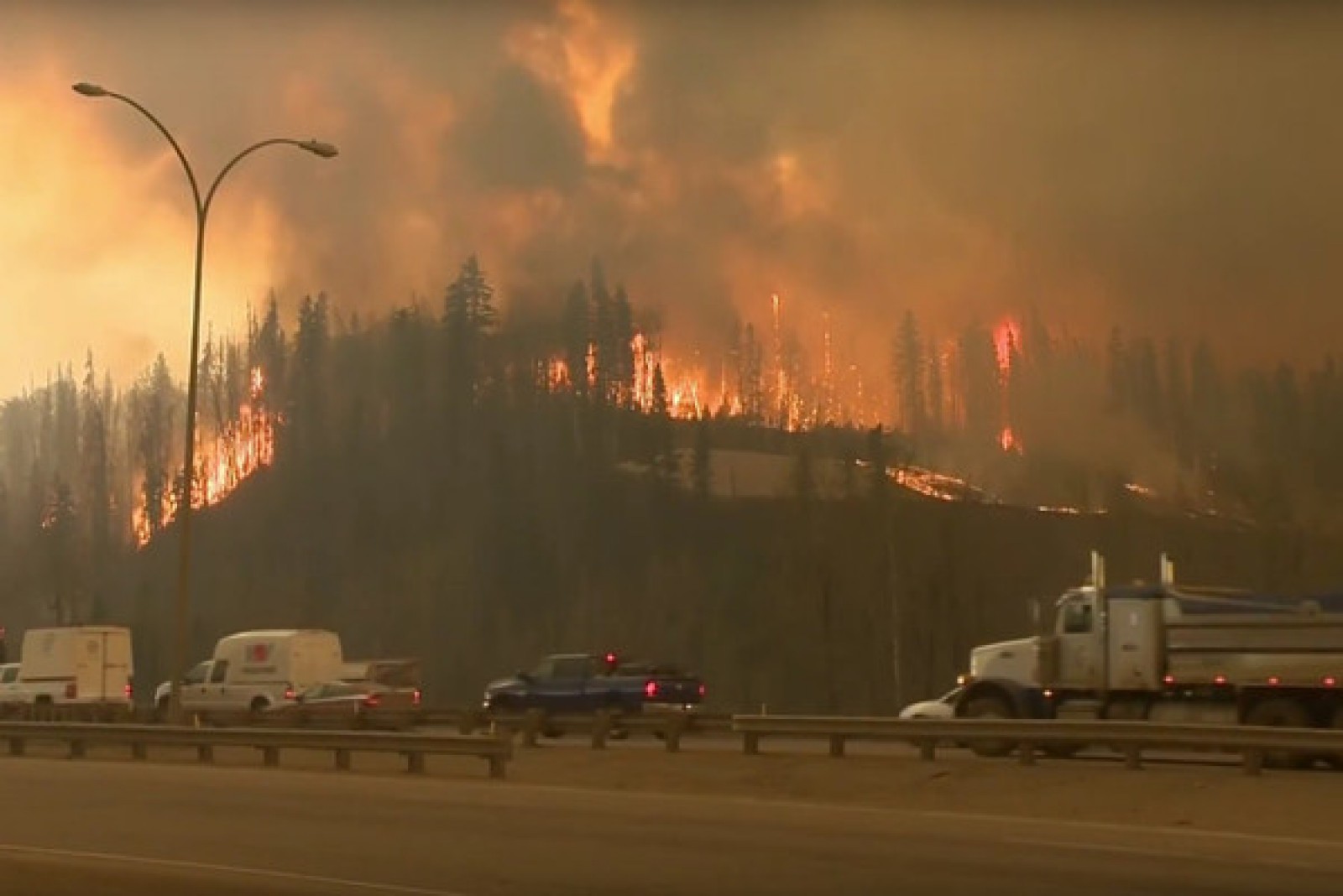Intensitatea incendiului de la Fort McMurray forțează autoritățile să facă noi evacuări