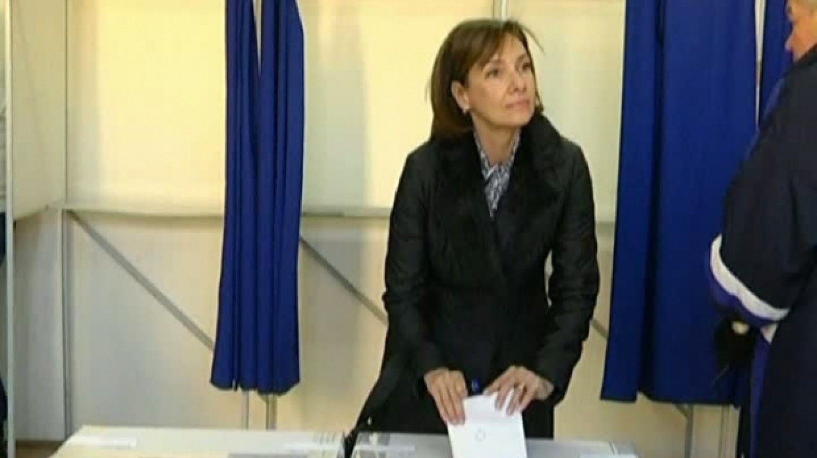 Carmen Iohannis, singură la vot